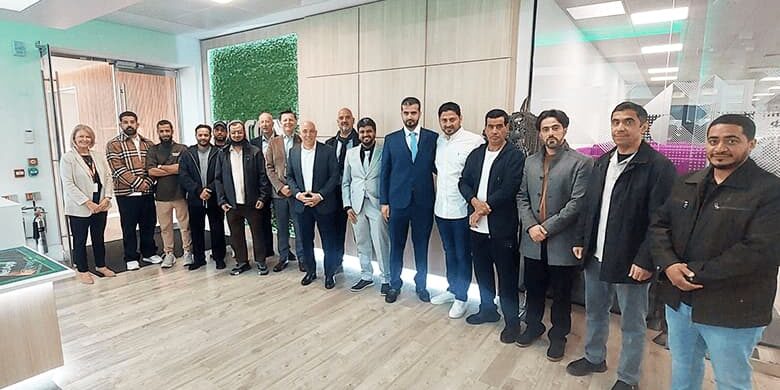 الوفد السعودي مع ستيفن باندروزاك، الرئيس التنفيذي لزيروكس السعودية الوفد السعودي مع ستيفن باندروزاك، الرئيس التنفيذي لزيروكس السعودية