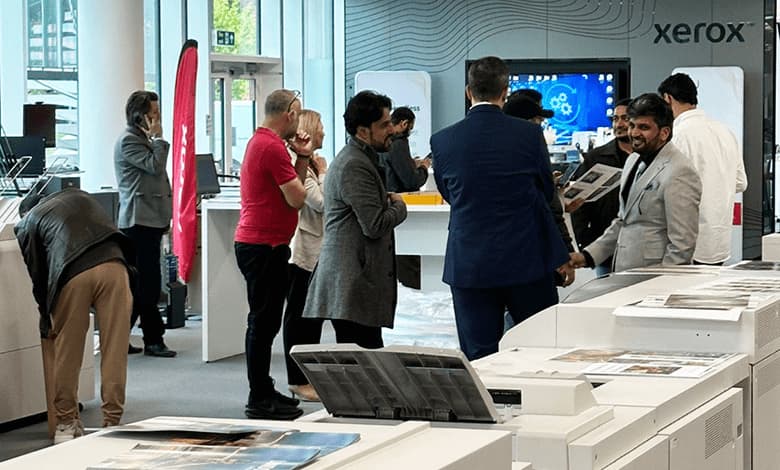 Saudi-Xerox-Delegation-Tours-Xerox-UK-Innovation-Center-7